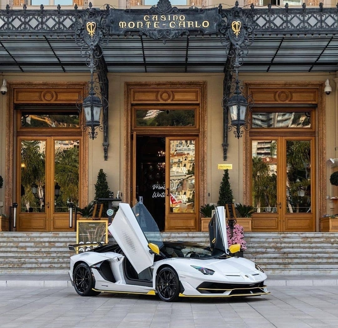 Lamborghini Aventador SVJ Roadster Xago Edition 1 di 10 in front of the Monte Carlo Casino Doors Open